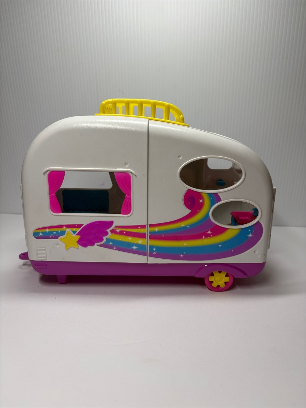 Shopkins Happy Places Rainbow Beach Camper Van